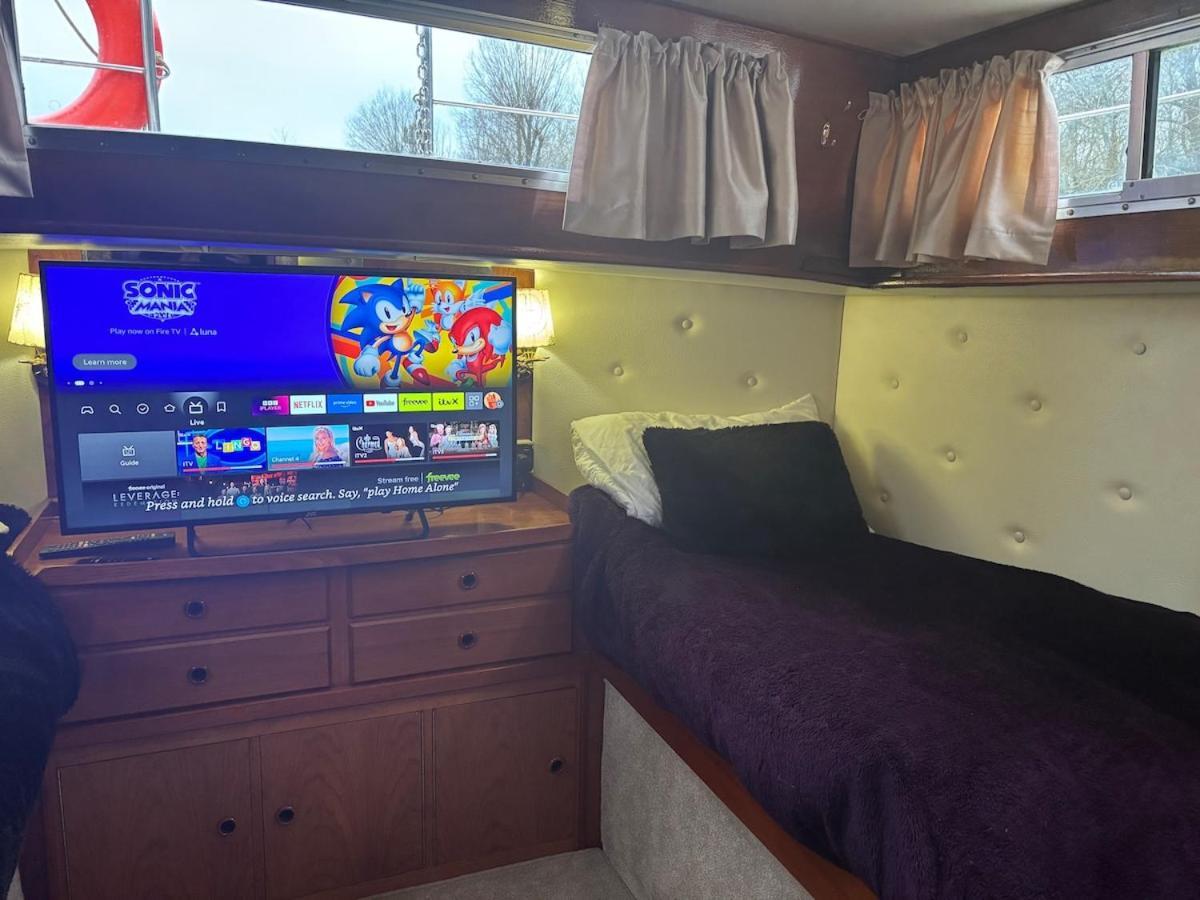 Botel Floating Tranquility Dorney